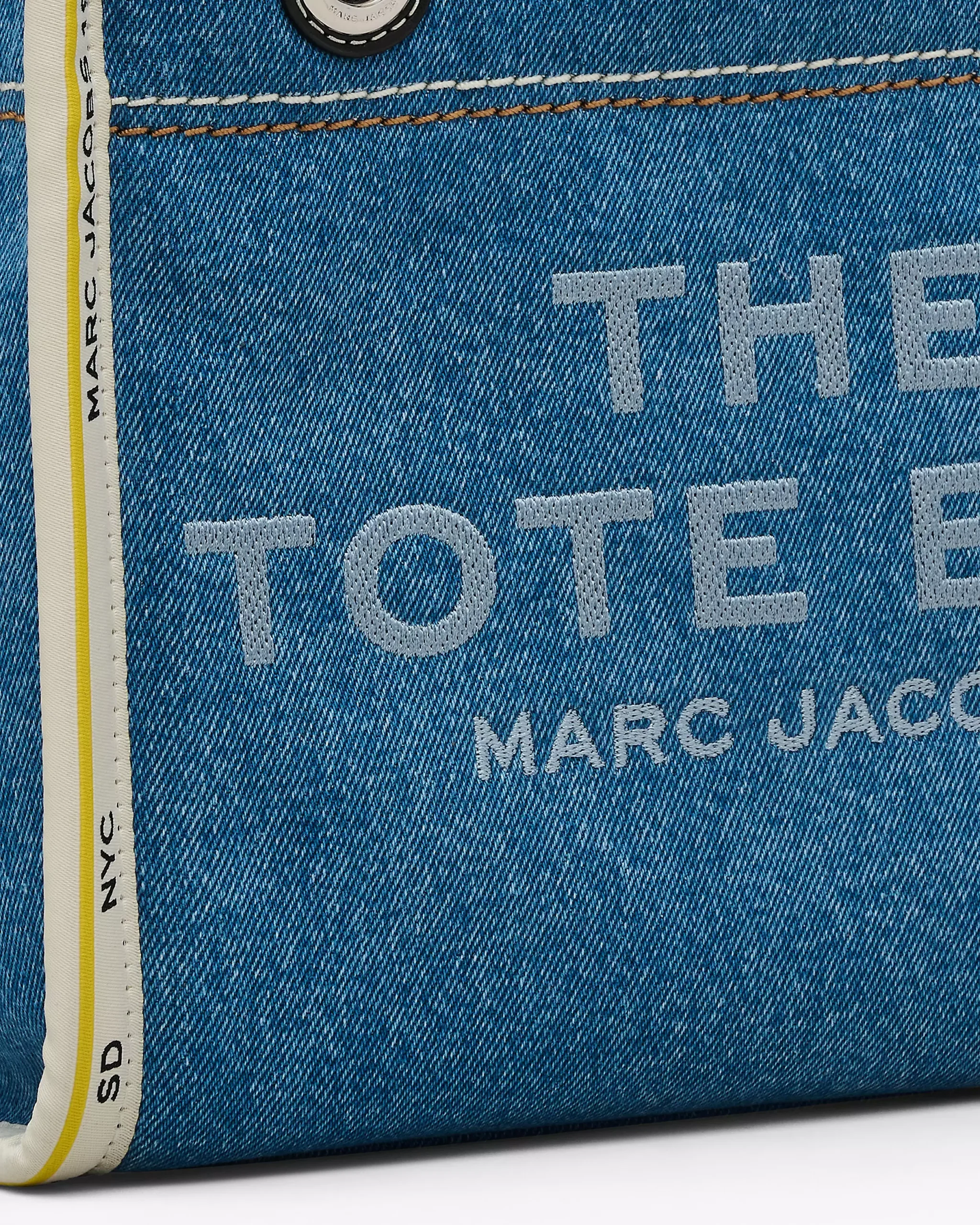 THE MARC JACOBS DENIM CHAIN SMALL TOTE BAG Light Wash - Image 5